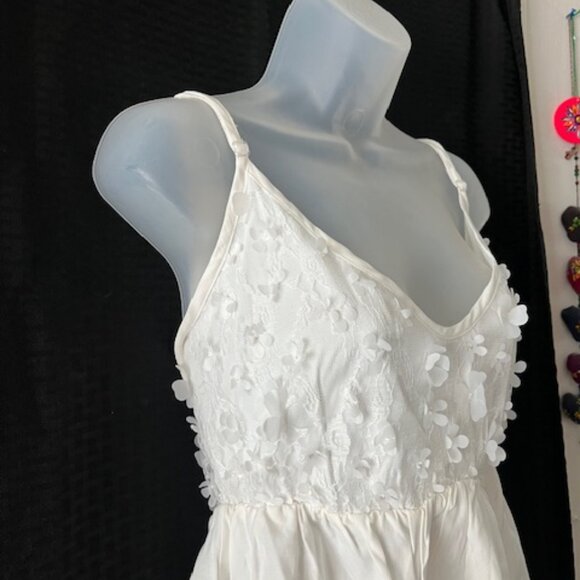 Pretty White Top - Picture 3 of 5